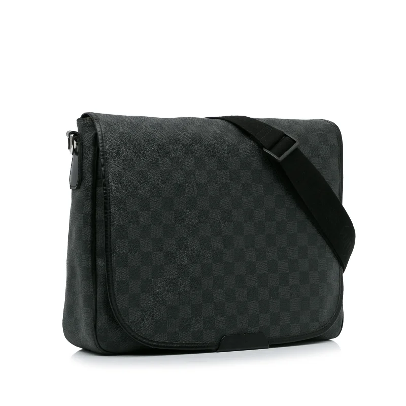 Louis Vuitton bags with a snap - button closure and a decorative charm for styleLouis Vuitton Damier Graphite Daniel GM (dCWJ3D)