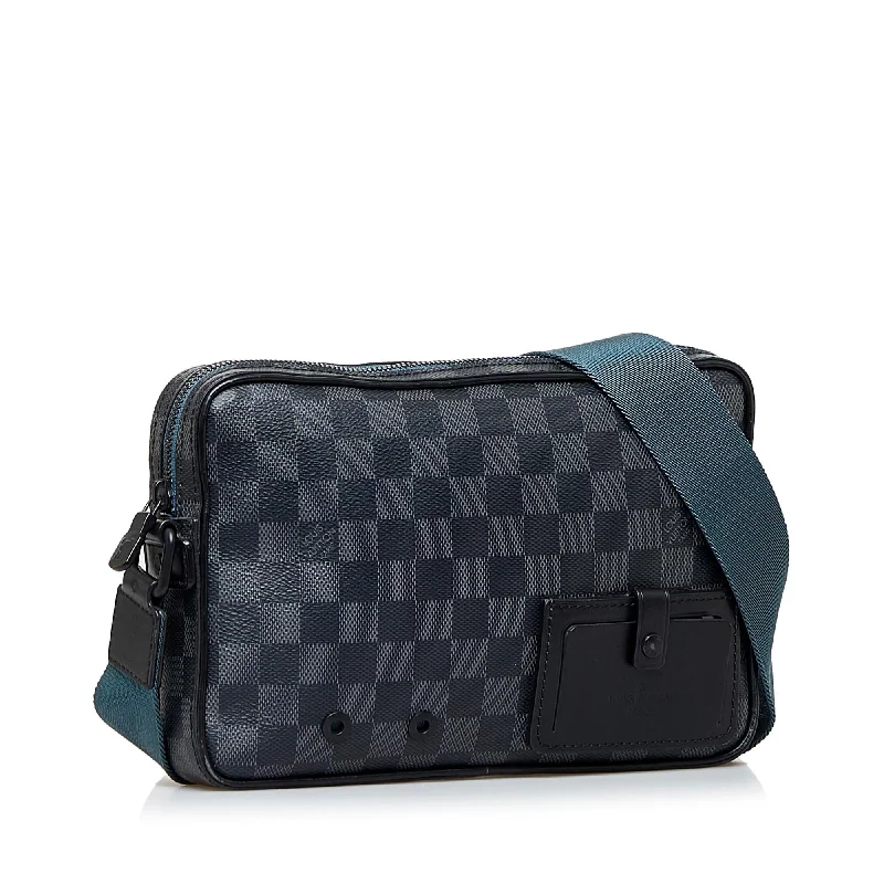 Louis Vuitton Twist bags with a contrast - colored interior for visual interestLouis Vuitton Damier Graphite Alpha Messenger Bag (tNgnbk)