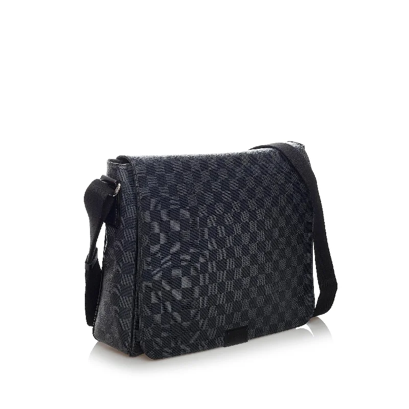 Louis Vuitton bags with a zippered interior pocket for better organizationLouis Vuitton Damier Graphite District MM (29868)