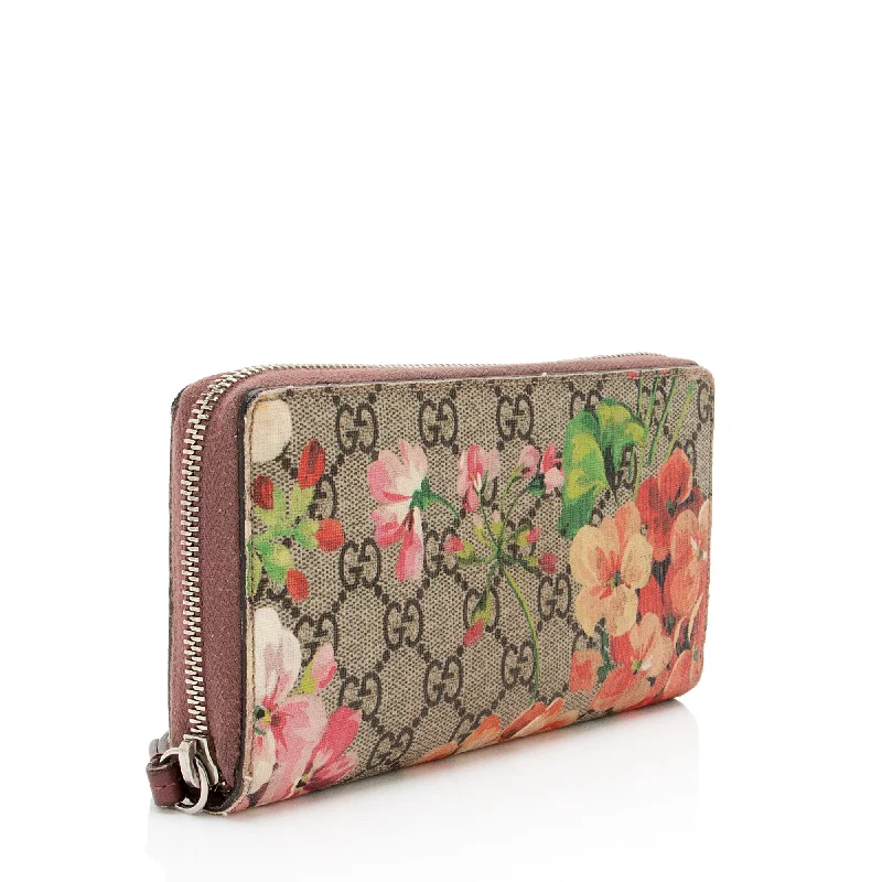 Women Gucci bags with a magnetic snap closure for easy accessGucci GG Supreme Blooms Zip Around Wallet (8w1PQp)