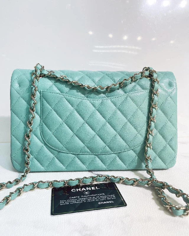 Chanel Handbag with Adjustable Strap for ComfortChanel 21S Green Medium caviar leather with light gold-tone hardware