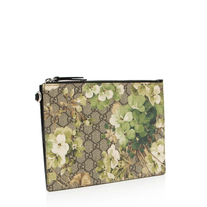 Ladies Gucci shoulder bags with a magnetic - closure flapGucci GG Supreme Blooms Wristlet (741Cgi)