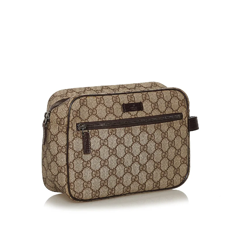 Women Gucci bags with a chain - link trim and a leather bodyGucci GG Supreme Clutch Bag (28690)