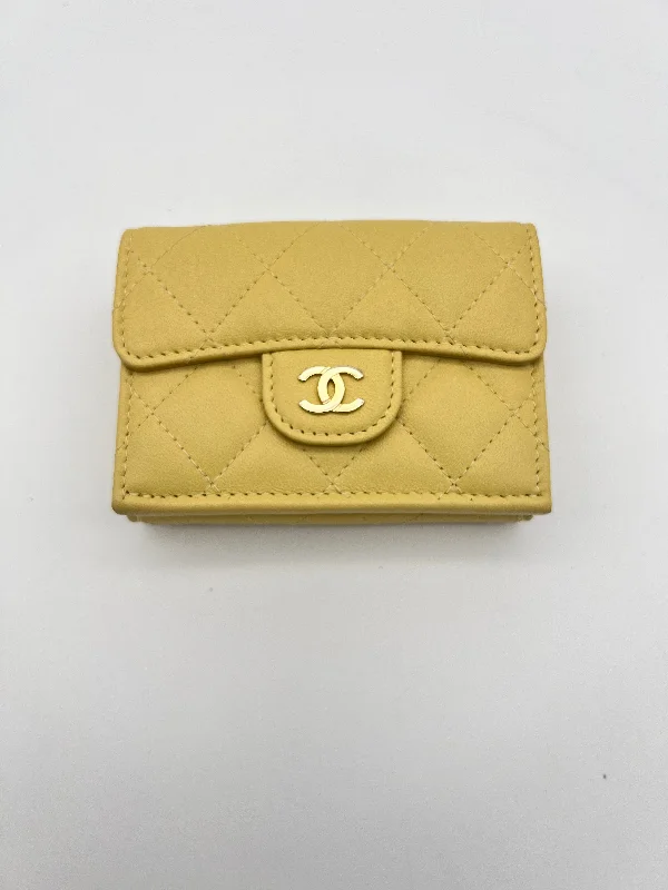 Chanel Small Crossbody Bag for TravelCHANEL YLW LMBS CLSCFLPCMPCTW UKL1136