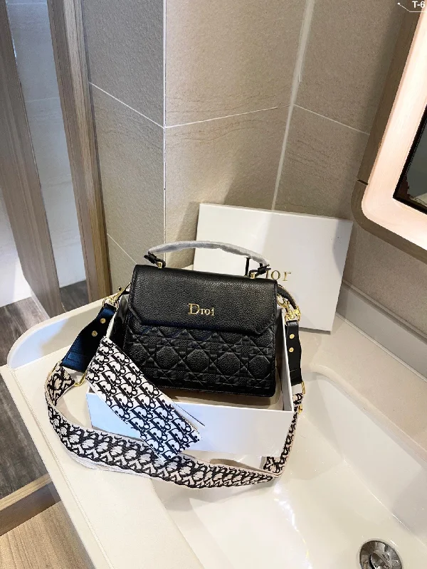 Luxury Christian Dior crossbody bags with a chain - link strapLuxury Handbags Christian Dior 314